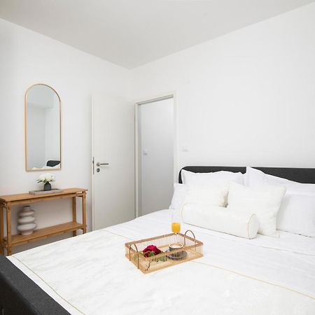 Apartments And Rooms Jakic Medulin Bagian luar foto