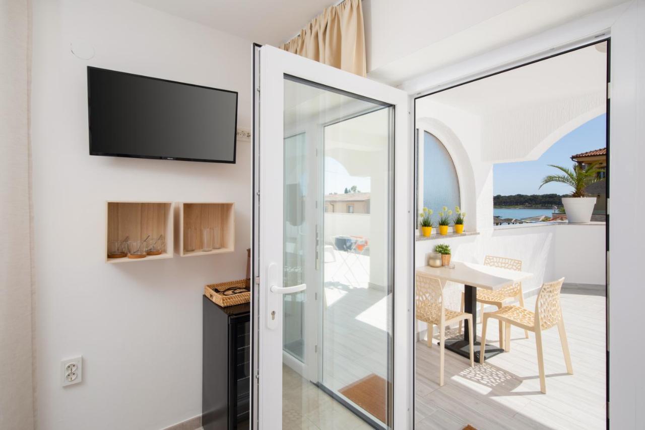 Apartments And Rooms Jakic Medulin Bagian luar foto