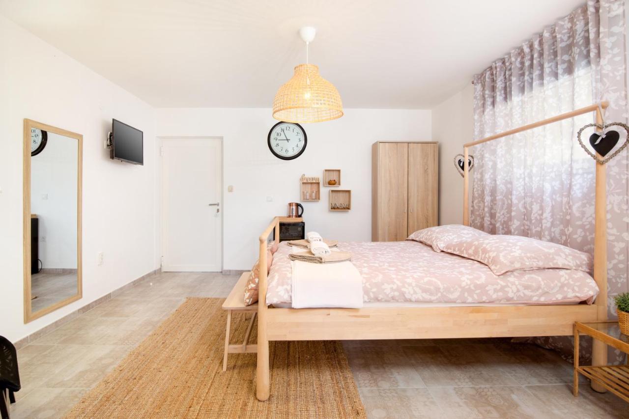 Apartments And Rooms Jakic Medulin Bagian luar foto