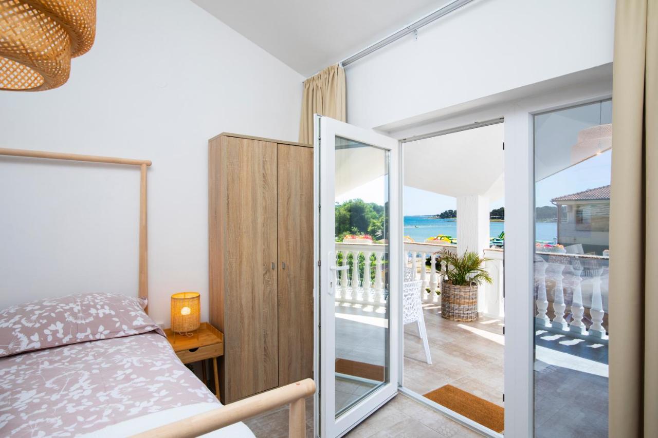 Apartments And Rooms Jakic Medulin Bagian luar foto