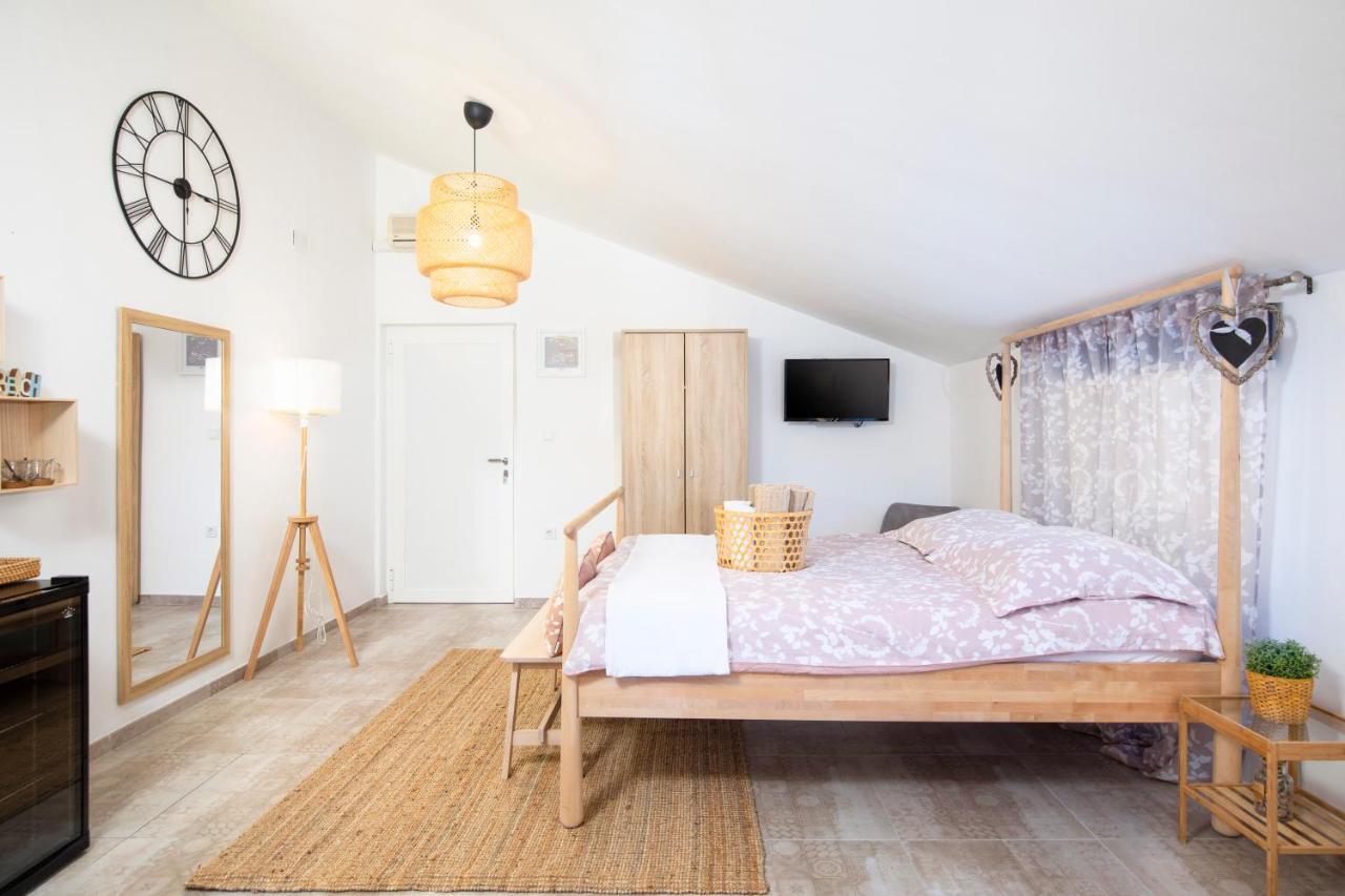 Apartments And Rooms Jakic Medulin Bagian luar foto
