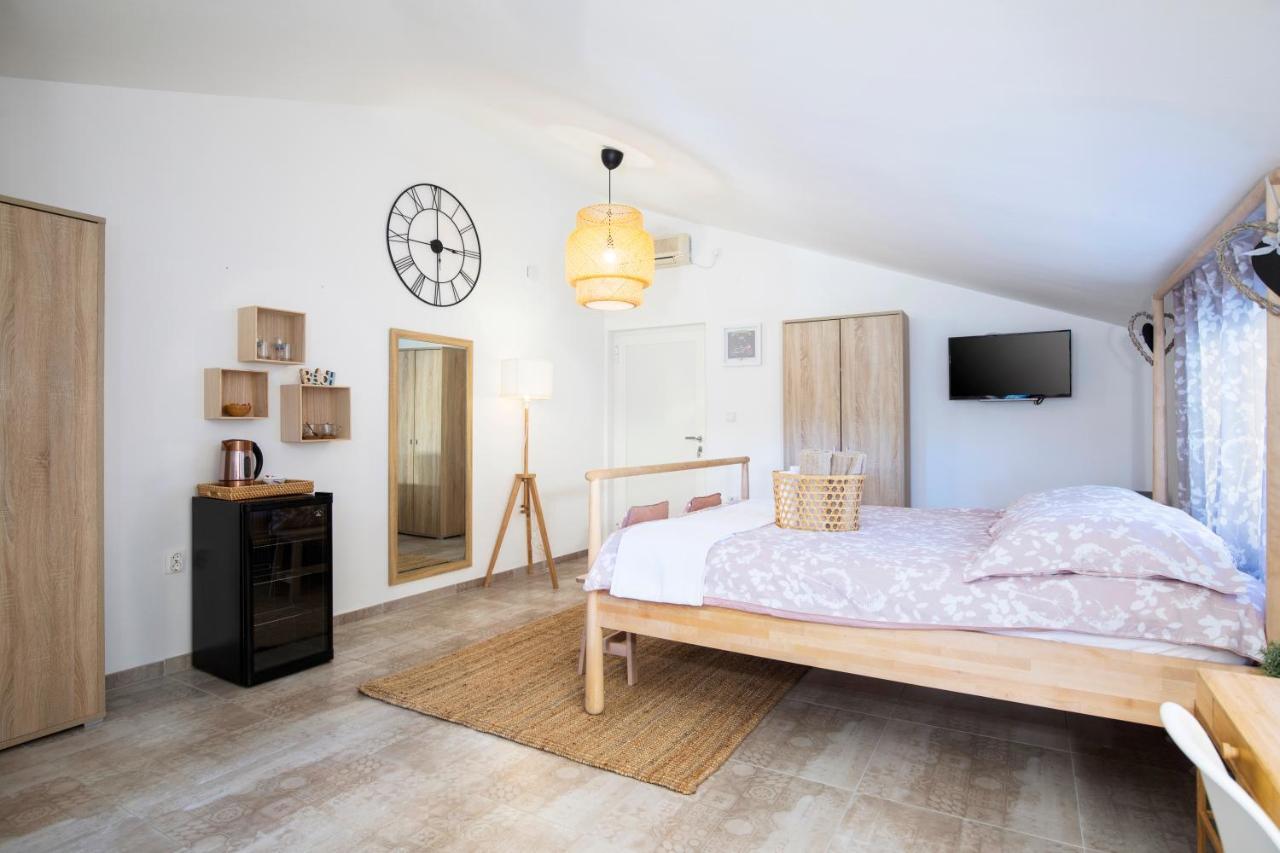Apartments And Rooms Jakic Medulin Bagian luar foto