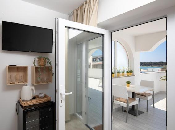 Apartments And Rooms Jakic Medulin Bagian luar foto