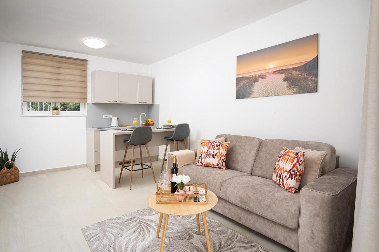 Apartments And Rooms Jakic Medulin Bagian luar foto
