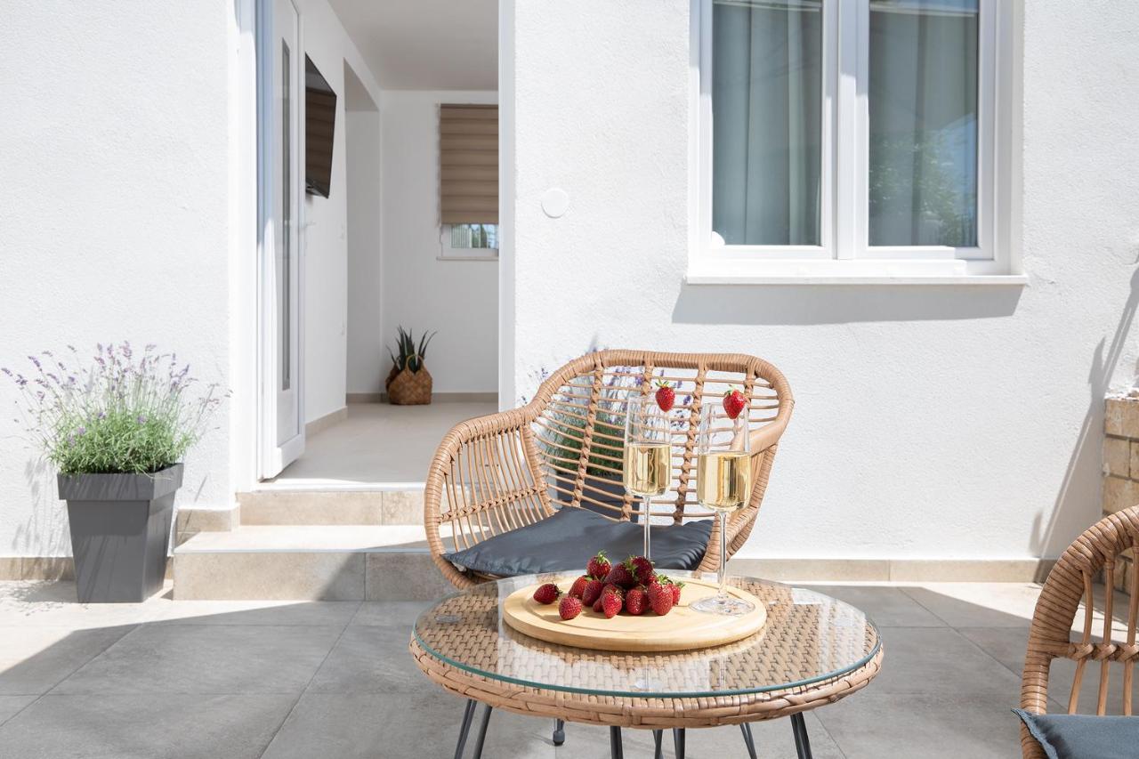 Apartments And Rooms Jakic Medulin Bagian luar foto