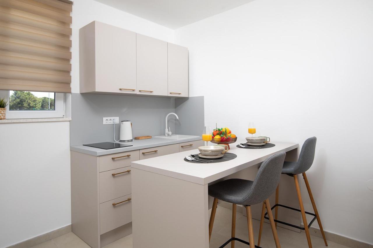 Apartments And Rooms Jakic Medulin Bagian luar foto