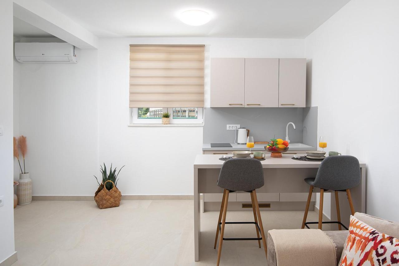 Apartments And Rooms Jakic Medulin Bagian luar foto