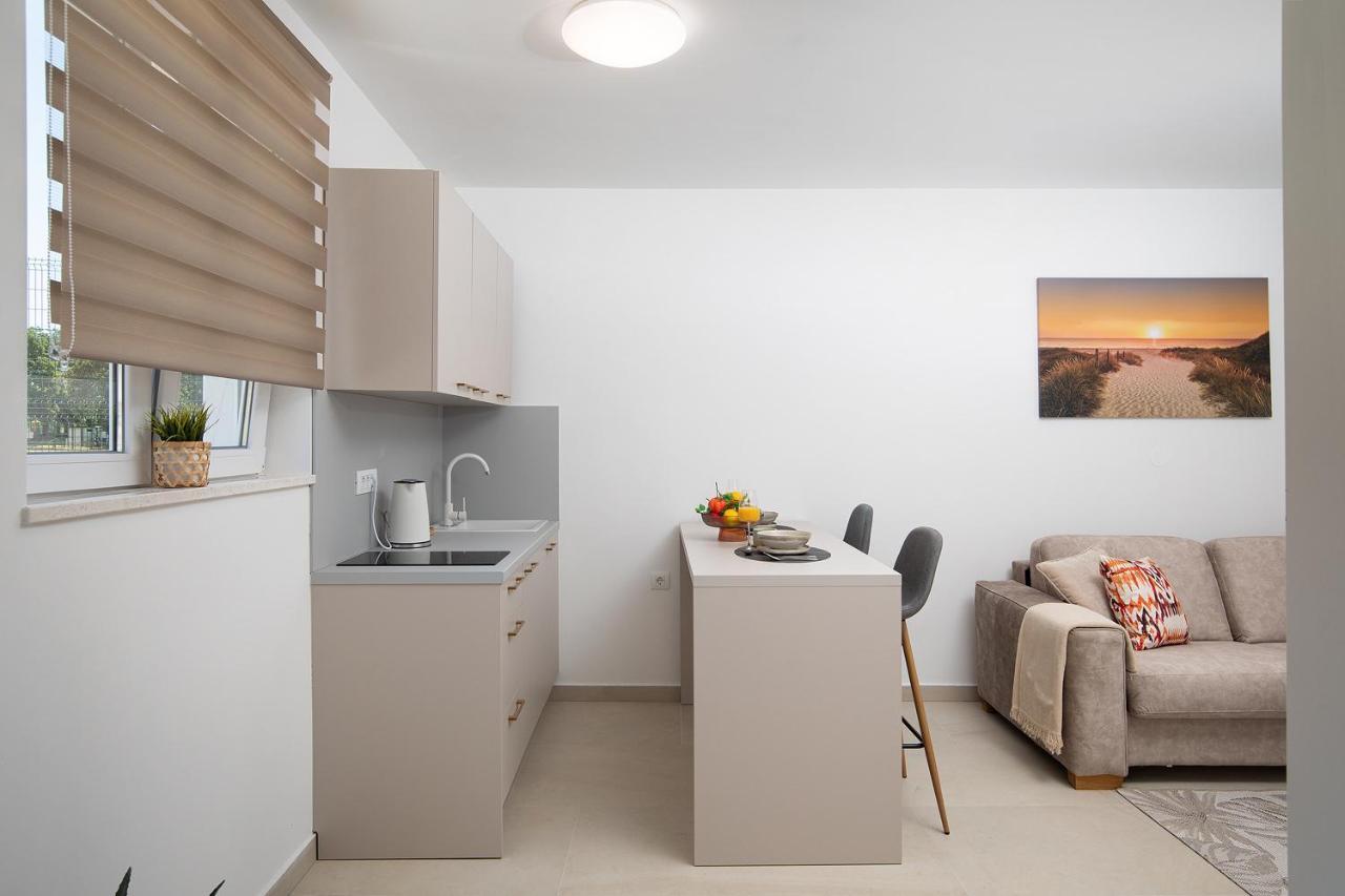 Apartments And Rooms Jakic Medulin Bagian luar foto