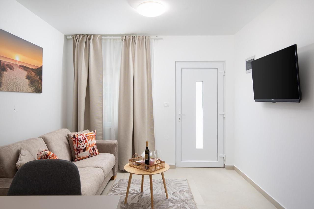 Apartments And Rooms Jakic Medulin Bagian luar foto