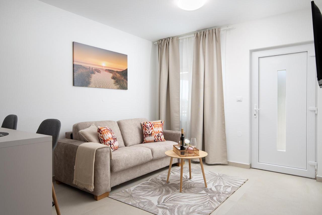 Apartments And Rooms Jakic Medulin Bagian luar foto