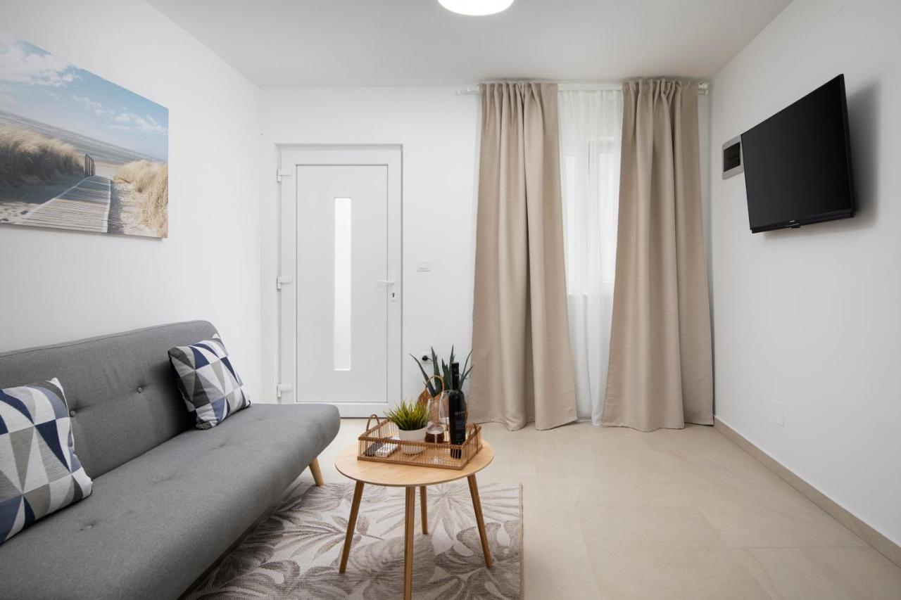Apartments And Rooms Jakic Medulin Bagian luar foto