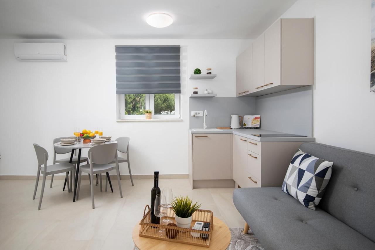 Apartments And Rooms Jakic Medulin Bagian luar foto