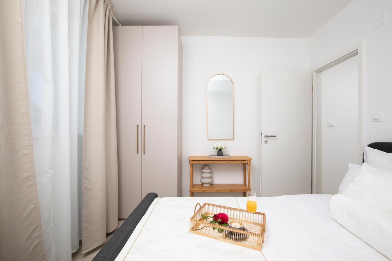 Apartments And Rooms Jakic Medulin Bagian luar foto