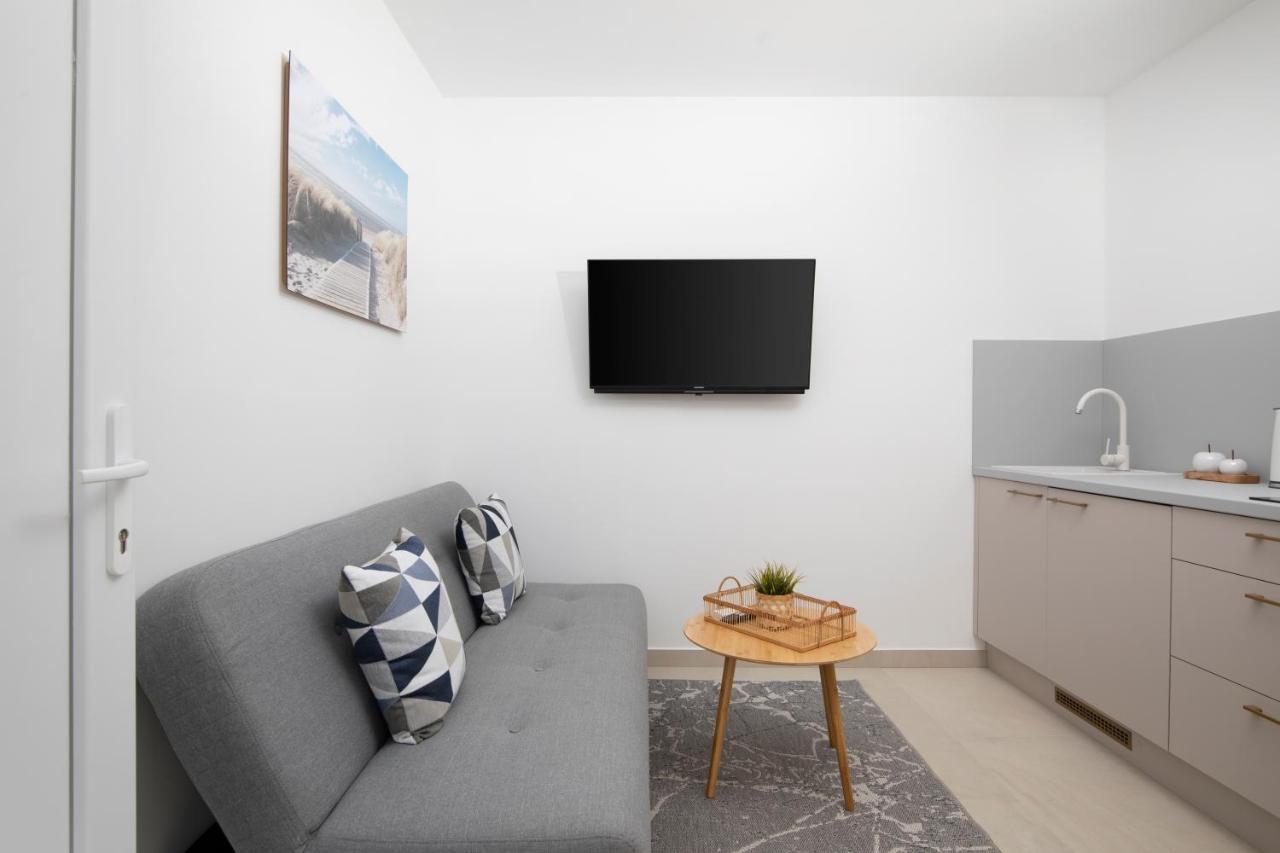 Apartments And Rooms Jakic Medulin Bagian luar foto