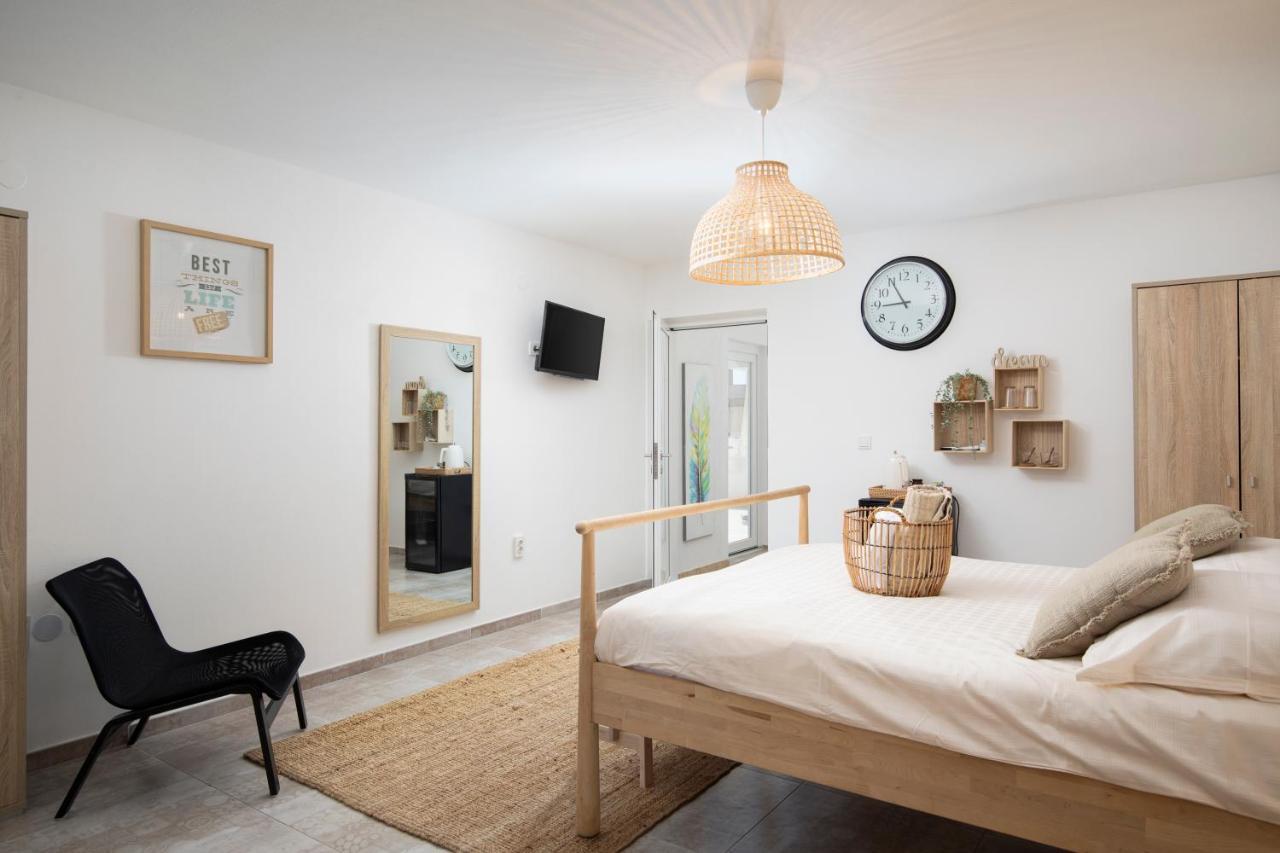 Apartments And Rooms Jakic Medulin Bagian luar foto