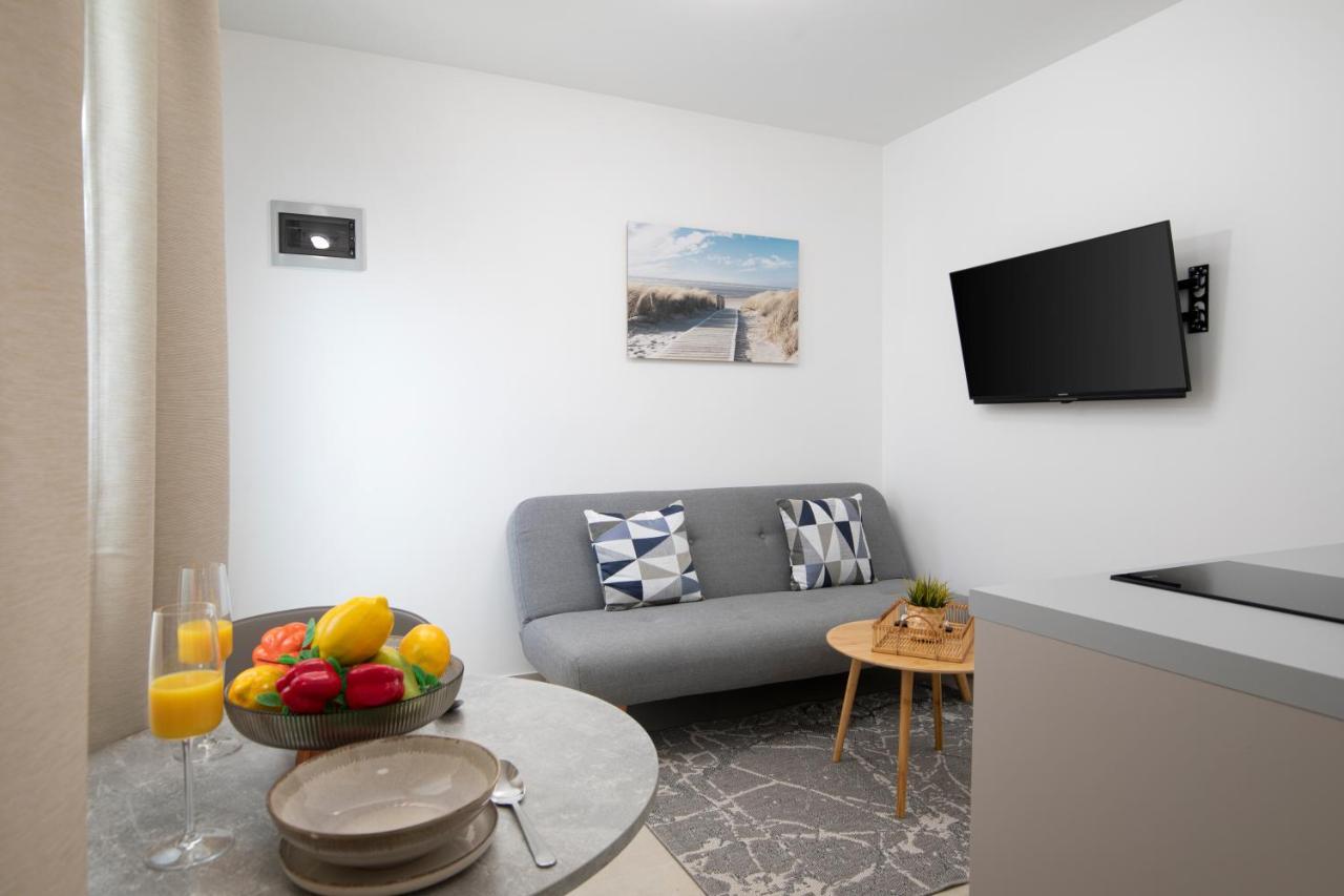 Apartments And Rooms Jakic Medulin Bagian luar foto