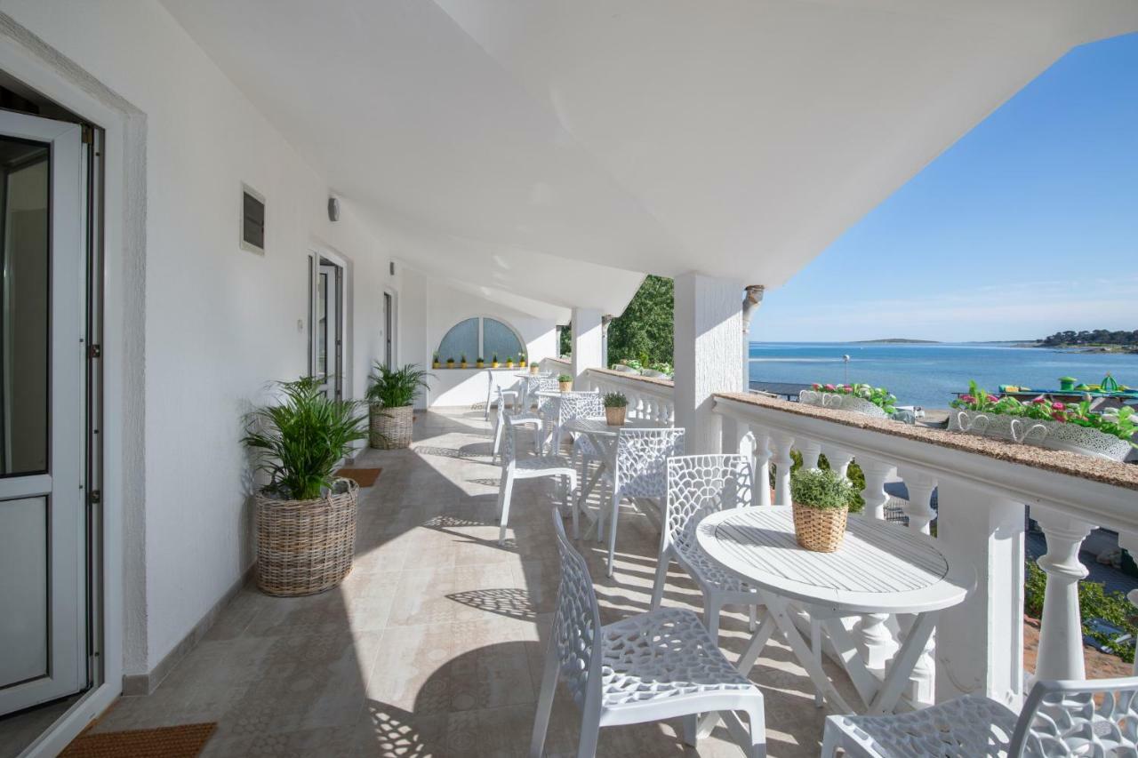 Apartments And Rooms Jakic Medulin Bagian luar foto